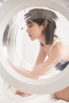 人妻的嘴唇尝起来有罐装沙瓦的味道